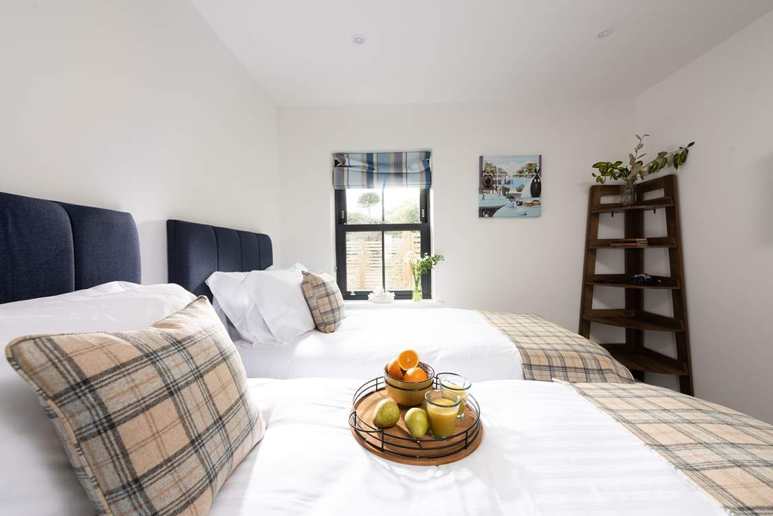 Luxury Private Apartment To Rent Mousehole Cornwall - Twin Bedroom With Zip And Link Flexible Configuration